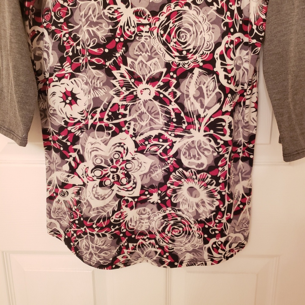 LulaRoe | Randy Tee w/ Design Size Small - Picture 4 of 8